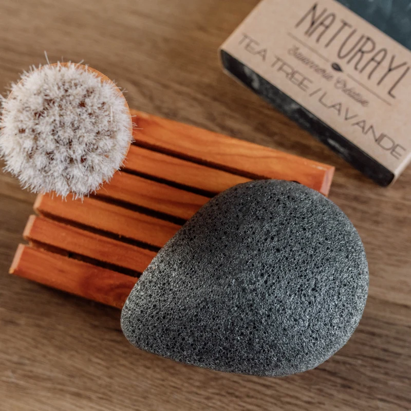 Éponge visage Konjac au charbon végétal - spéciale peau grasse