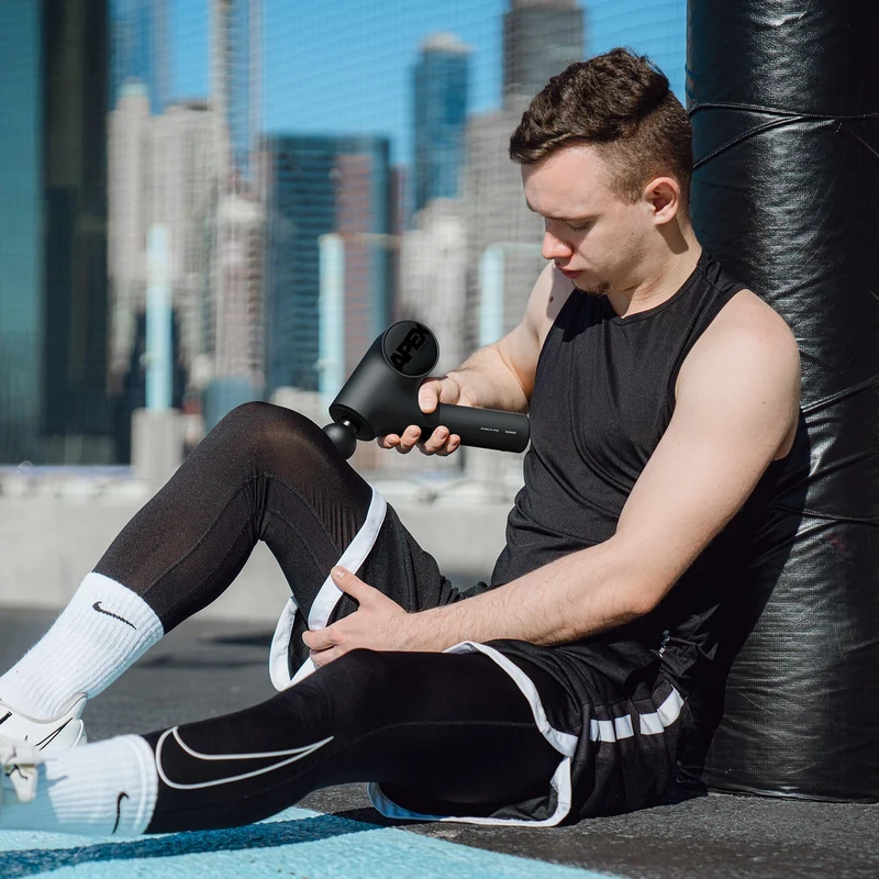 Massagepistole für Sport und Fitness | Handlicher Muskelmassager mit 45°-Griff und 14,5 mm Amplitude