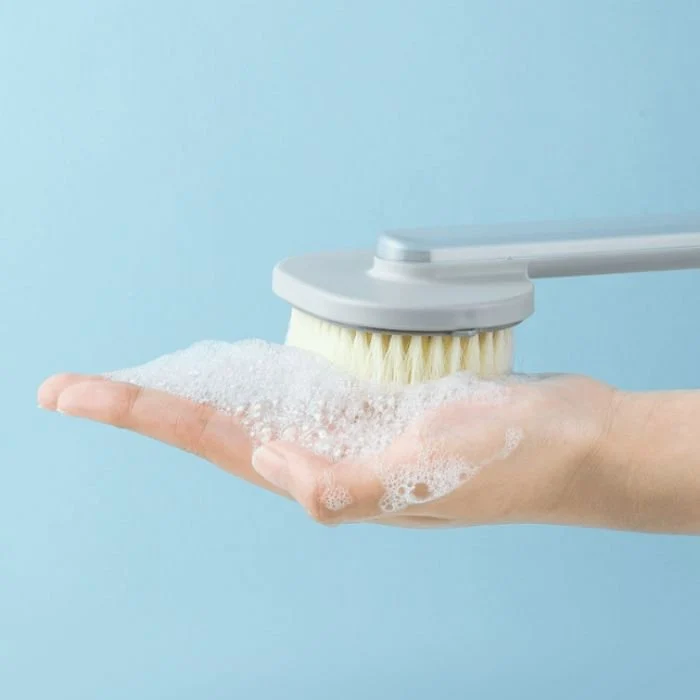 Rückenbürste mit 36 cm Griff + 1000+ Ultraweichborsten | Duschgel-Fach im Griff | Schnelltrocknend, hygienisch | RevitaBack