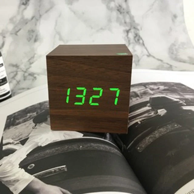 Sveglia Digitale LED Minimalista con Controllo Vocale
