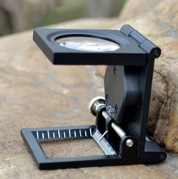 Loupe Compte-fils pliable Grossissement x10 avec échelle et LED - Étui