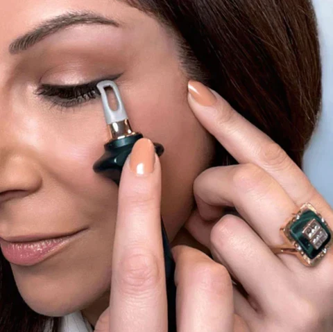 1 + 1 Gratis | Eyeliner Formwerkzeug | Präzise Linien & Winged Look | Für Anfänger & Profis