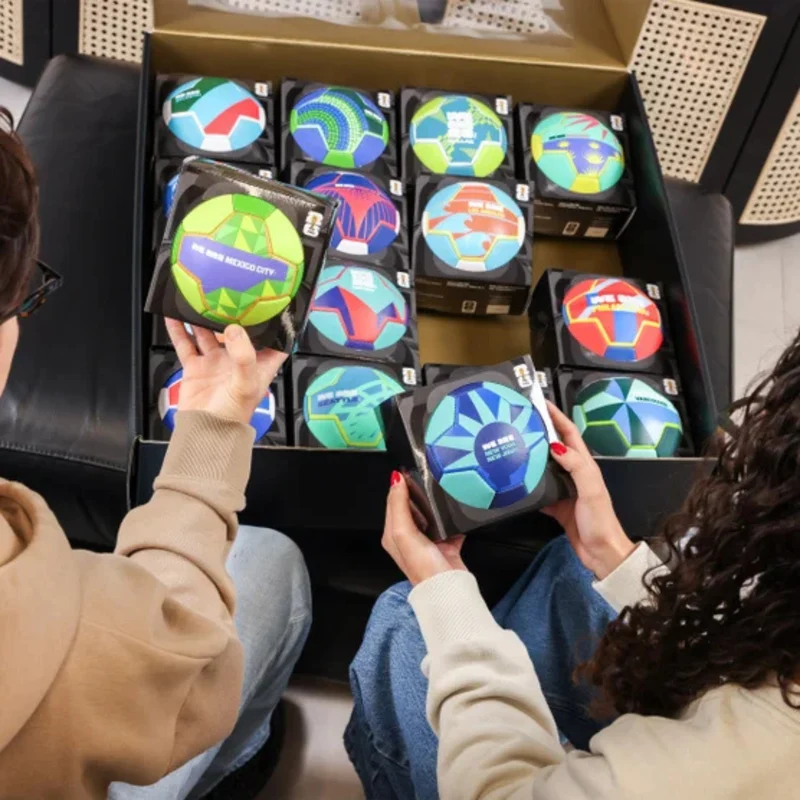 FIFA - Ensemble de 16 Ballons de Football de Collection Villes Hôtes