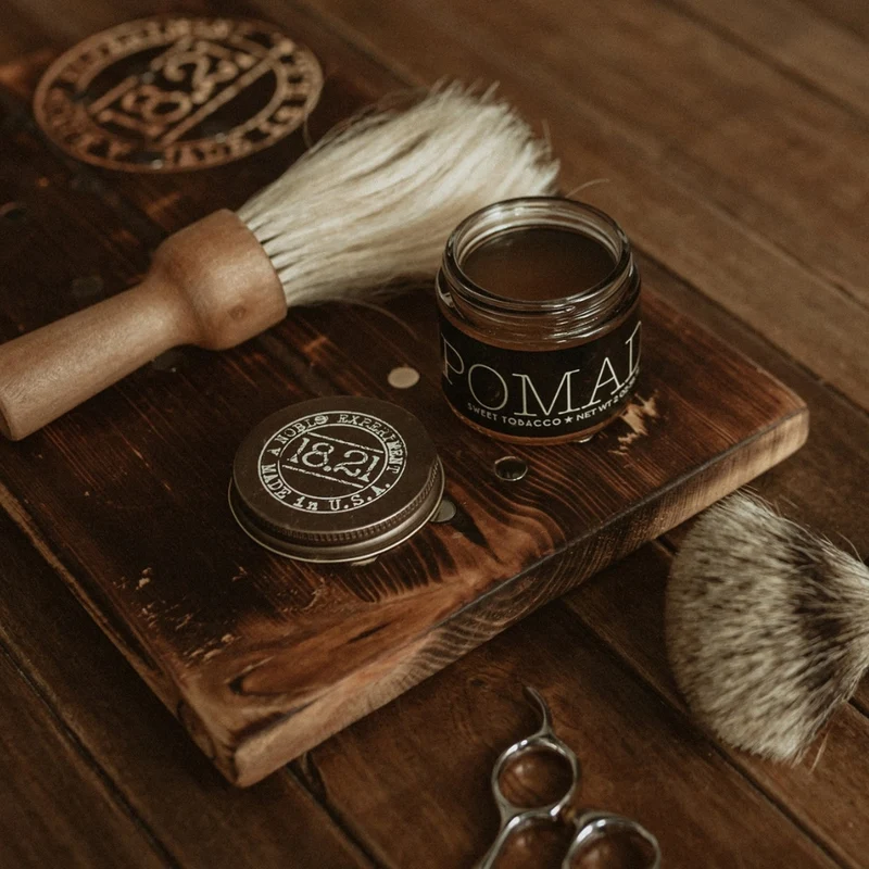 Pommade "Sweet Tobacco Hair Pomade" - Tenue moyenne, brillance élevé (56.7g/2.0oz)