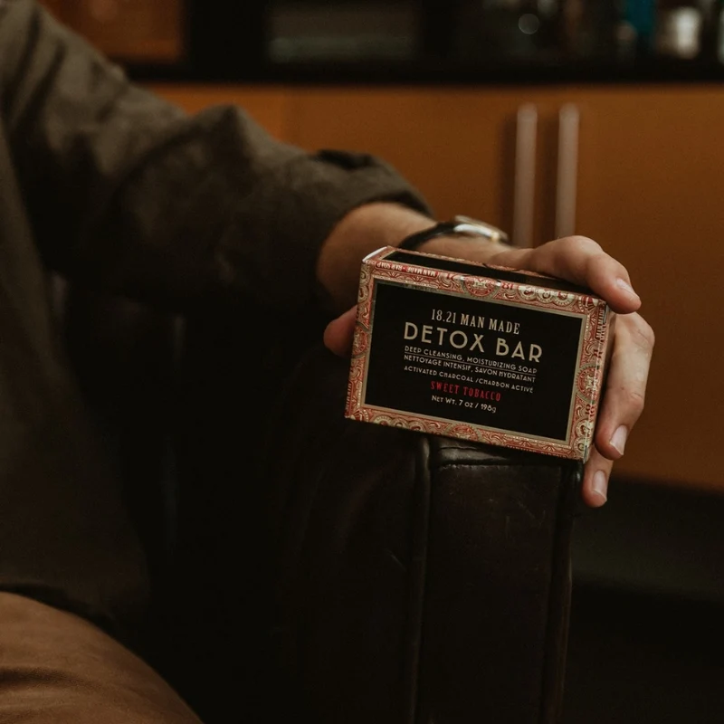 18.21 Man Made - Savon en bar "Sweet Tobacco Detox Bar Activated Charcoal" nettoyant intensif, savon hydratant (198g/7.0oz)