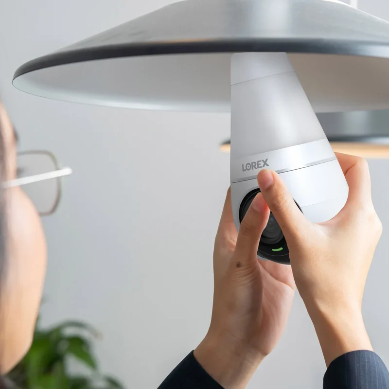 LOREX - Ensemble de 2 Caméras Intelligentes Wi-Fi 2K avec Ampoule DEL *Boite Ouverte*