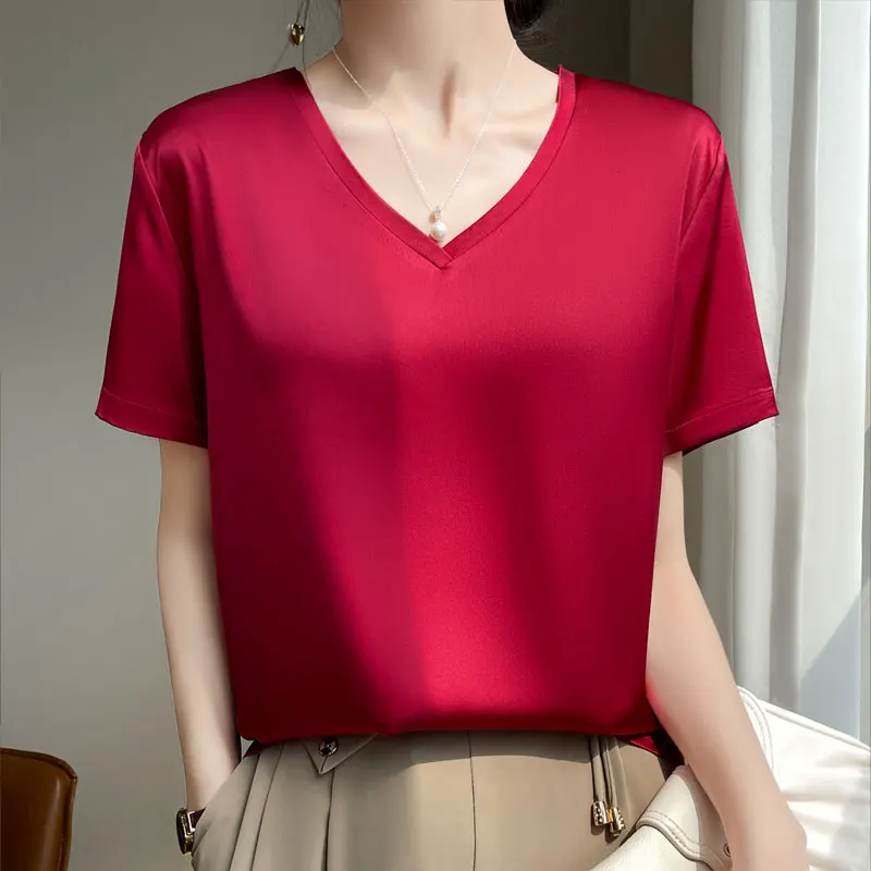 T-Shirt en Satin Intemporel à Col V